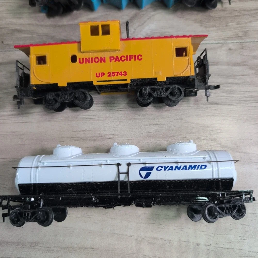 BACHMANN HO SCALE Union Pacific and life-like Train Lot of 9 ( UNTESTED )